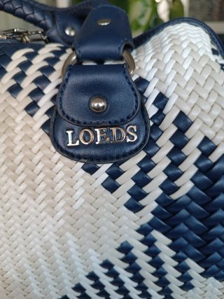 Bolso tejido azul y blanco y veis