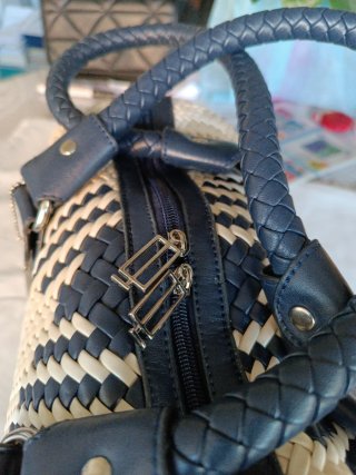 Bolso tejido azul y blanco y veis
