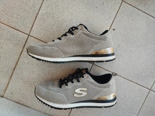 Zapatillas Skechers Beige y Negras