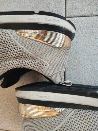Zapatillas Skechers Beige y Negras