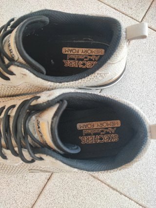 Zapatillas Skechers Beige y Negras