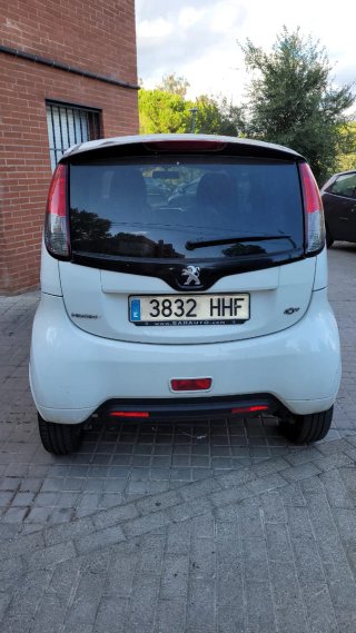 Peugeot iOn 2012