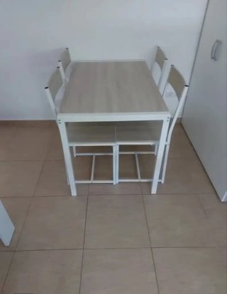 Mesa y 4 Sillas Comedor