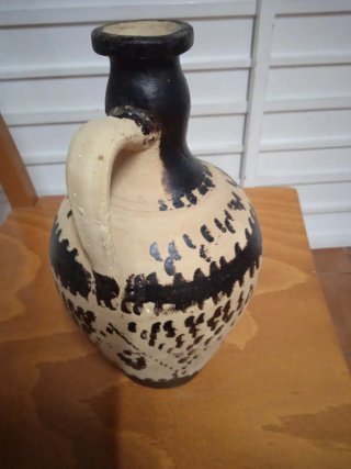 Jarra antigua pintada a mano