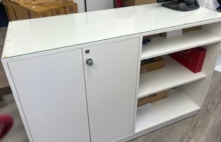 Mesa mostrador para  tienda, con armario