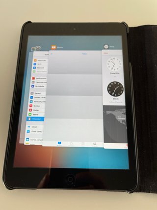 iPad mini A1455 con funda negra
