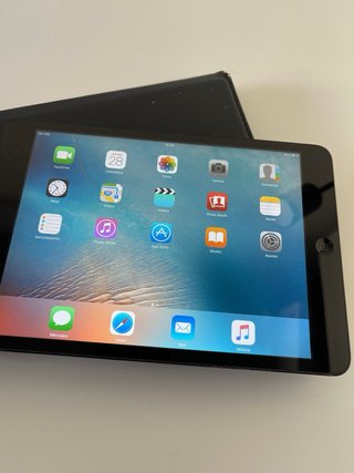 iPad mini A1455 con funda negra