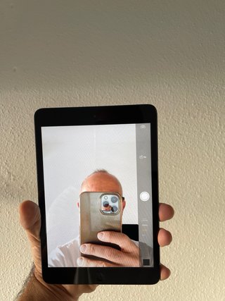 iPad mini A1455 con funda negra