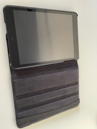 iPad mini A1455 con funda negra
