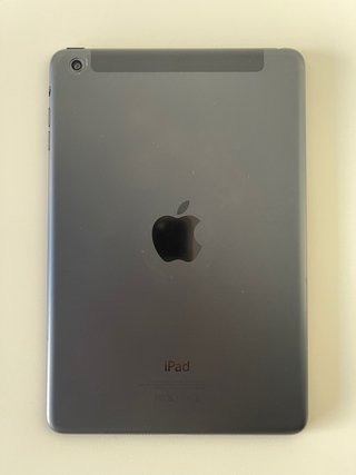 iPad mini A1455 con funda negra
