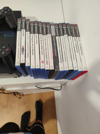 PlayStation 2 con dos mandos y 18 juegos
