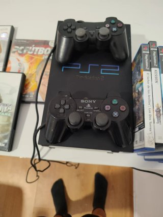 PlayStation 2 con dos mandos y 18 juegos