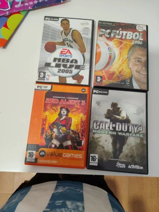 PlayStation 2 con dos mandos y 18 juegos