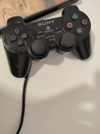 PlayStation 2 con dos mandos y 18 juegos