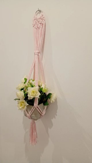 Porta macetas macramé rosa.