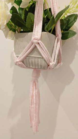 Porta macetas macramé rosa.