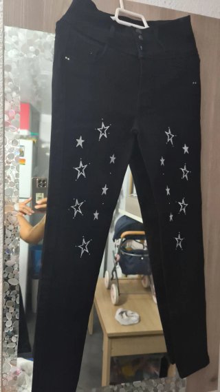 Pantalones negros con estrellas