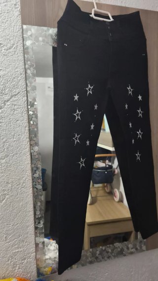 Pantalones negros con estrellas