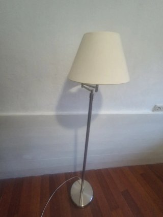 Lámpara de pie beige y plateada