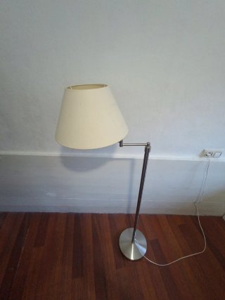 Lámpara de pie beige y plateada