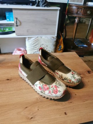 Zapatos planos florales con cuña