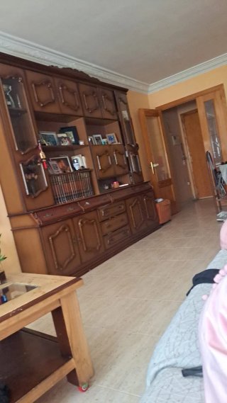 Armario de madera y cristal