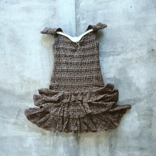 Vestido castanho com renda e folhos