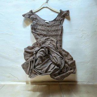 Vestido castanho com renda e folhos