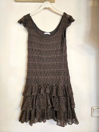 Vestido castanho com renda e folhos