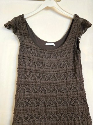 Vestido castanho com renda e folhos