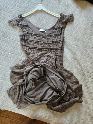 Vestido castanho com renda e folhos