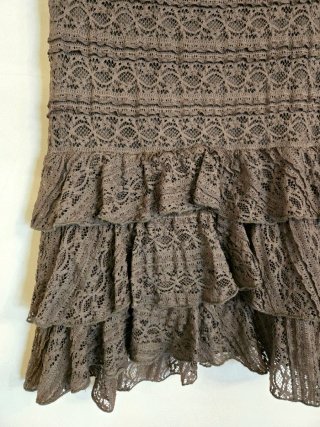 Vestido castanho com renda e folhos