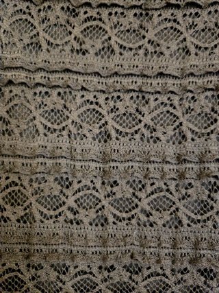Vestido castanho com renda e folhos