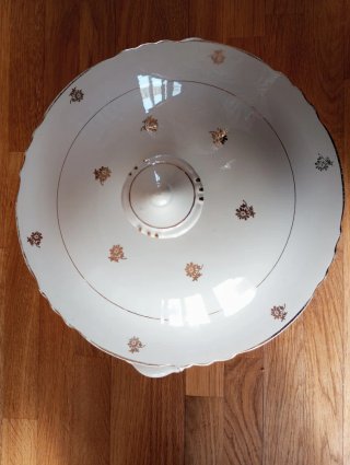Sopera de porcelana con detalles dorados