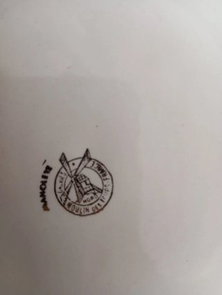 Sopera de porcelana con detalles dorados