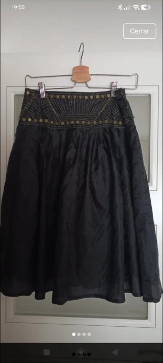 Falda negra con detalles dorados