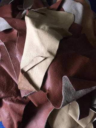 Retales de cuero marrón, beige y amarillo
