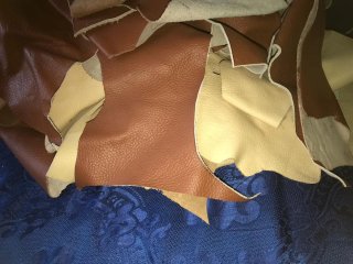 Retales de cuero marrón, beige y amarillo