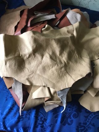 Retales de cuero marrón, beige y amarillo