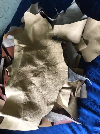 Retales de cuero marrón, beige y amarillo