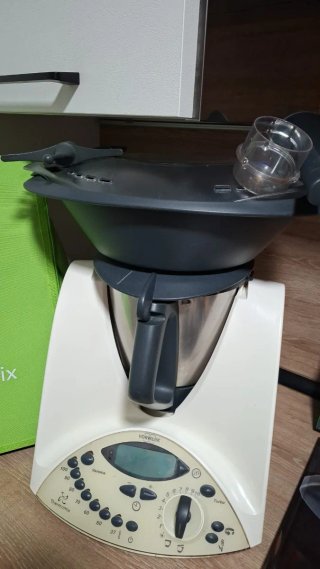 Thermomix TM31 con accesorios y libros