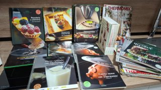 Thermomix TM31 con accesorios y libros