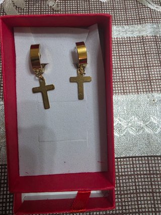 Pendientes de aro dorados con cruz