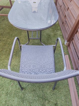 Mesa de jardín cristal y metal + cuatro sillas