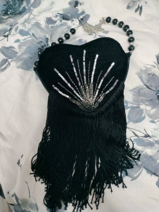 Bolso de fiesta corazón negro con flecos