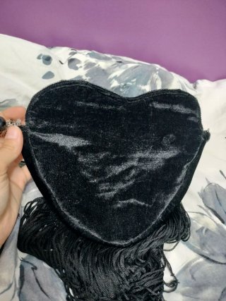 Bolso de fiesta corazón negro con flecos
