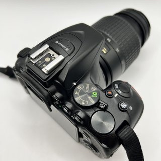 CÁMARA NIKON D5500 + OBJETIVO 18-55MM + CARGADOR + 3 BATERÍAS (LINEAS EN PANTALLA Y VISOR DESPEGADO)