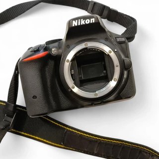 CÁMARA NIKON D5500 + OBJETIVO 18-55MM + CARGADOR + 3 BATERÍAS (LINEAS EN PANTALLA Y VISOR DESPEGADO)