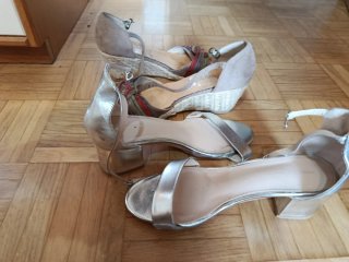Sandalias de cuña beige y plateadas