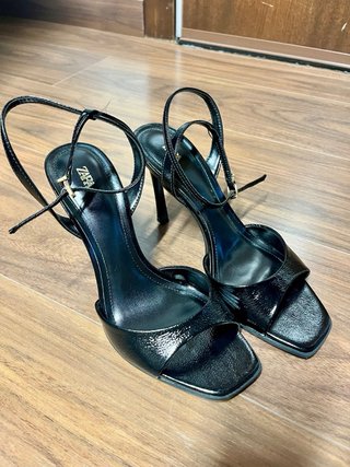 Sandalias de Tacón Negro ZARA Estilazo y Elegantes